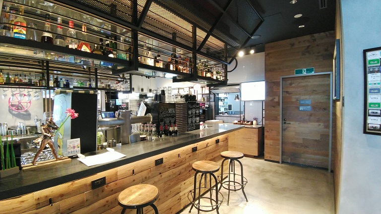 モクシー大阪本町　Moxy Café & Bar　バーカウンター