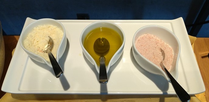 ダイワロイネットホテル金沢駅西口　DaTAKE　朝食　粉チーズ、オリーブオイル、岩塩