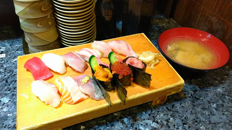 近江町　市場寿司支店　のど黒、ウニ入り贅沢にぎり