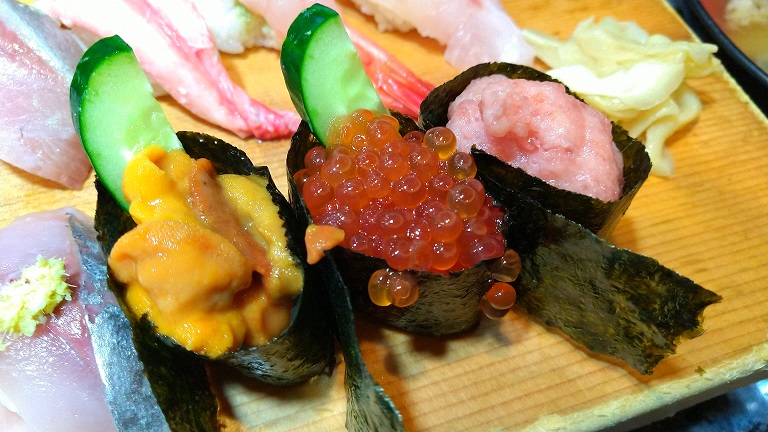 近江町　市場寿司支店　贅沢にぎり　うに、いくら、まぐろたたき