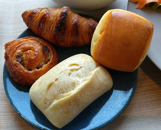 HYATT CENTRIC KANAZAWA BREAK FAST BUFFET　クロワッサン、レーズンデニッシュ、ミルクロール、プレーンロール　Croissants, raisin danish pastries, milk rolls, plain rolls