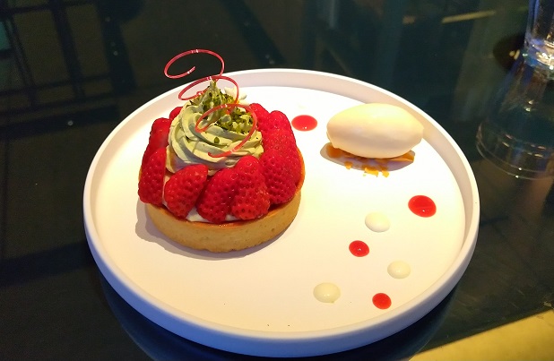 FIVE － Grill & Lounge HYATT CENTRIC KANAZAWA 苺のタルト　ピスタチオシャンティー　バニラアイスクリーム
