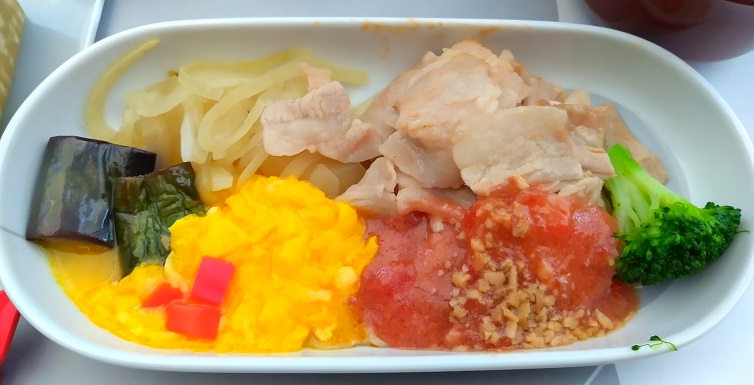 JAL国内線ファーストクラス　機内昼食　主菜　豚肉と玉葱　トマト餡（茄子、パプリカ、ブロッコリー、玉子餡）