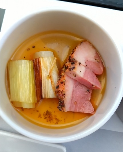 JAL国内線ファーストクラス　機内昼食　小鉢　鴨と焼葱　青紫蘇風味
