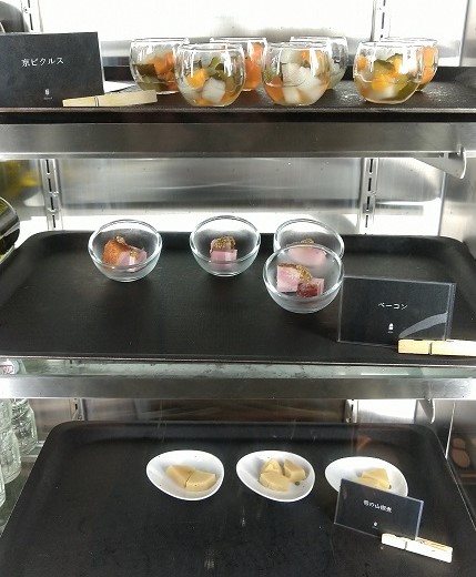 ザ ロイヤルパークホテル アイコニック 京都　ICONIC LOUNGE　京ピクルス、ベーコン、筍の山椒煮