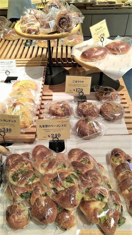 京都八百一本館　ザ・ブレッド　ベーカリー　ジャムパン、つなごぼう、九条葱のベーコンエピ