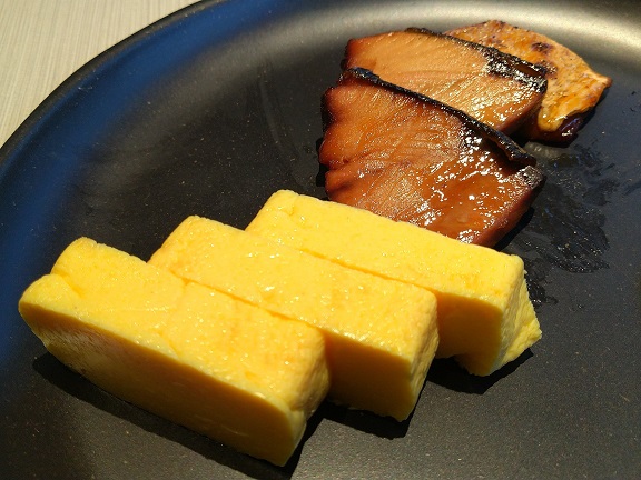 ハイアットプレイス京都　朝食ビュッフェ　ブリ照り焼き、出汁巻き玉子