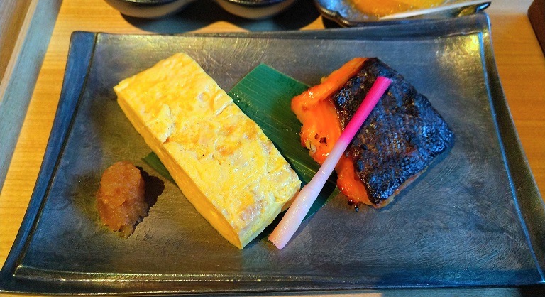 THE HOTEL HIGASHIYAMA　ナナノイチ　朝食　焼き魚、だし巻き卵