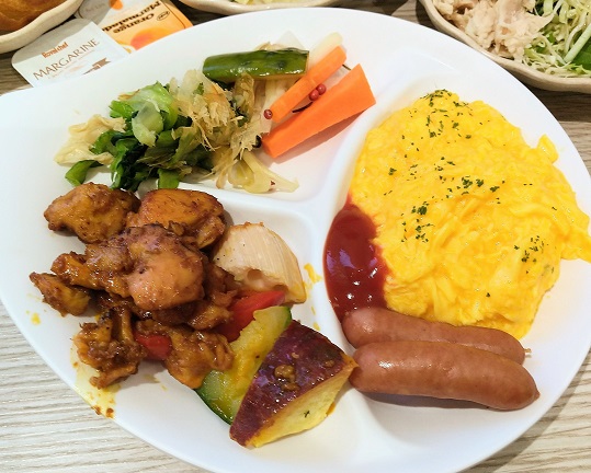 くれたけインプレミアム静岡アネックス　朝食ビュッフェ、スクランブルエッグ、タンドリーチキン、ホテル特製ピクルス、小松菜のおひたし