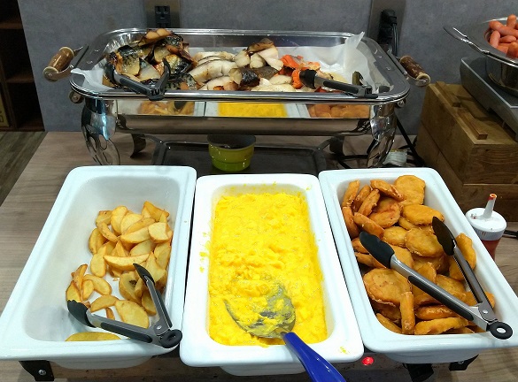グリーンリッチホテル松江駅Ａｃｒｏｓｓ　朝食ビュッフェ　チキンナゲット、ポテト、スクランブルエッグ、焼き魚