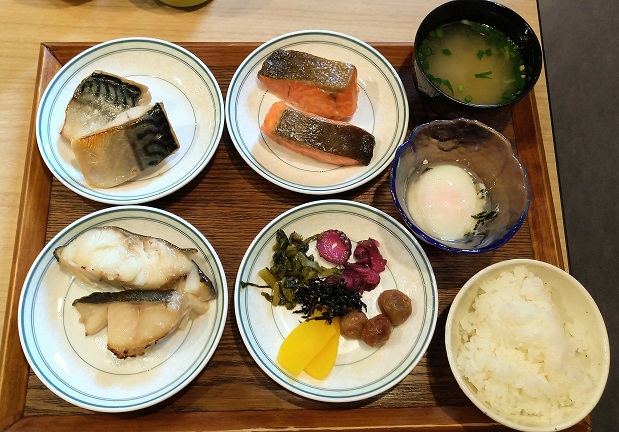 グリーンリッチホテル松江駅Ａｃｒｏｓｓ　朝食ビュッフェ　焼き魚　鮭、さば、さわら、温泉たまご