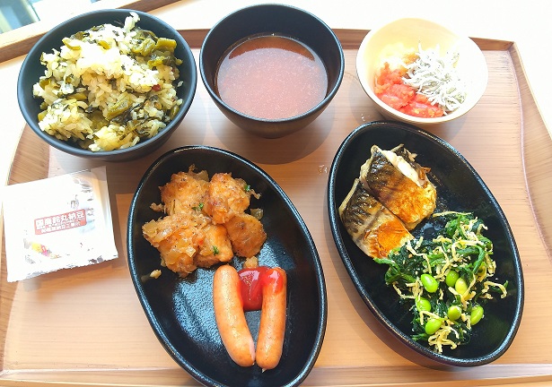 カンデオホテルズ熊本新市街　朝食ビュッフェ、高菜ご飯、味噌汁、自家製豆腐、明太子、しらす、炙り鯖、ホウレン草の