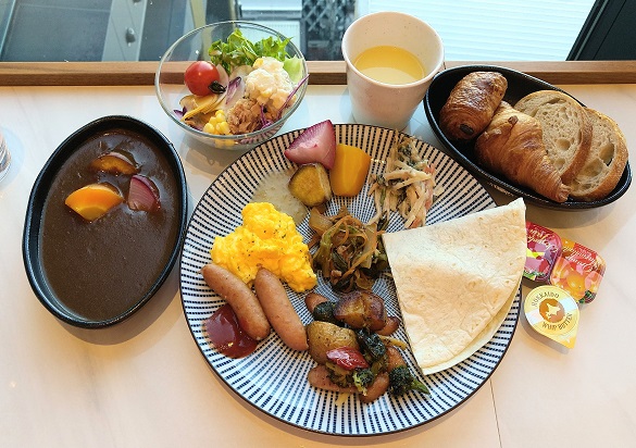 カンデオホテルズ熊本新市街　朝食ビュッフェ　カレー、トルティーヤ、カンパーニュ