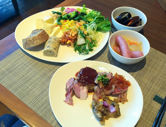 Hyatt Regency Naha, Okinawa　sakurazaka（桜坂）lunch buffet、サラダ、パン、ポトフ、ムール貝、ステーキ、仔羊、イベリコ豚、ハンバーグ
