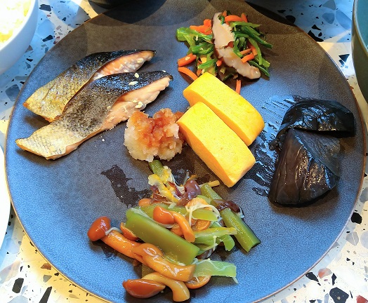 ヒルトン・ガーデン・イン 京都四条烏丸 朝食ビュッフェ　鯖の照り焼き
だし巻き
お浸し
