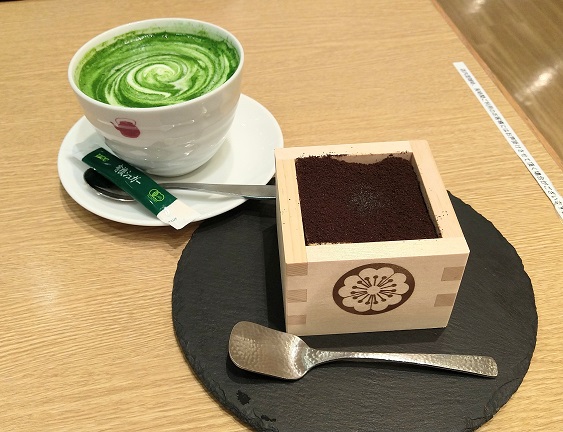 CAFE HACHI　博多マルイ店　桝に入ったエスプレッソ風ティラミス、抹茶ラテ