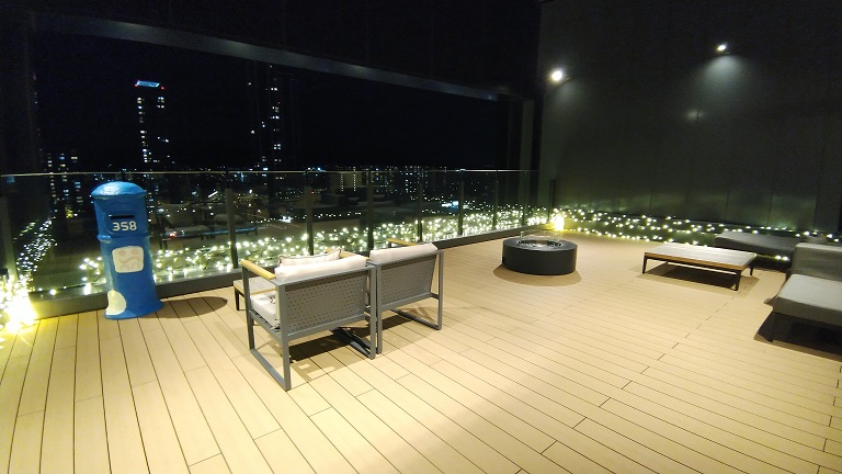 The358 SORA 11階　フロント＆ラウンジ　テラス　夜景　ライトアップ