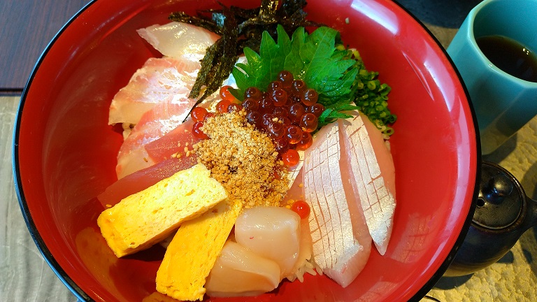 THE BLOSSOM KUMAMOTO、九州創作「千山万水」ランチ御膳　海鮮丼　ブリ、いくら、ホタテ、鯛、マグロ、玉子