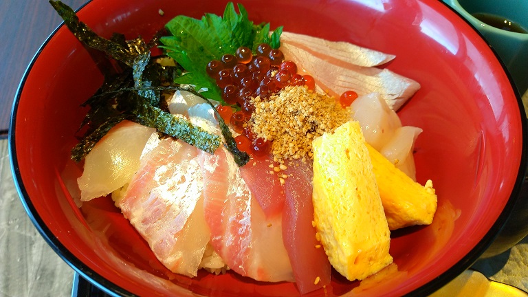 THE BLOSSOM KUMAMOTO、九州創作「千山万水」ランチ　海鮮丼　ブリ、いくら、ホタテ、鯛、マグロ、玉子