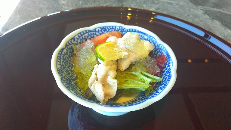 THE BLOSSOM KUMAMOTO、九州創作「千山万水」ランチコース　肥後　前菜　あぐー豚のサラダ乗せ、かぼす汁ジュレ