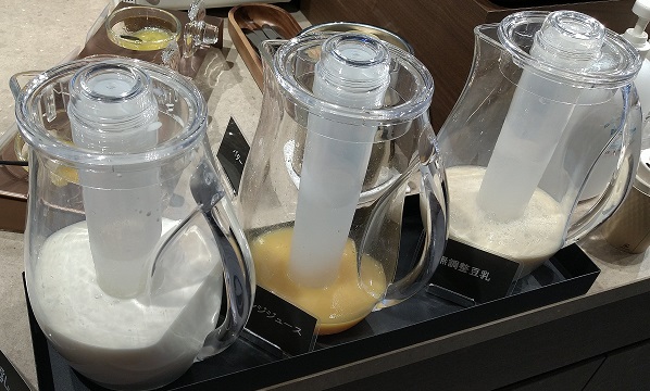 ホテルグランコンソルト那覇　朝食ビュッフェ　牛乳
オレンジジュース
豆乳